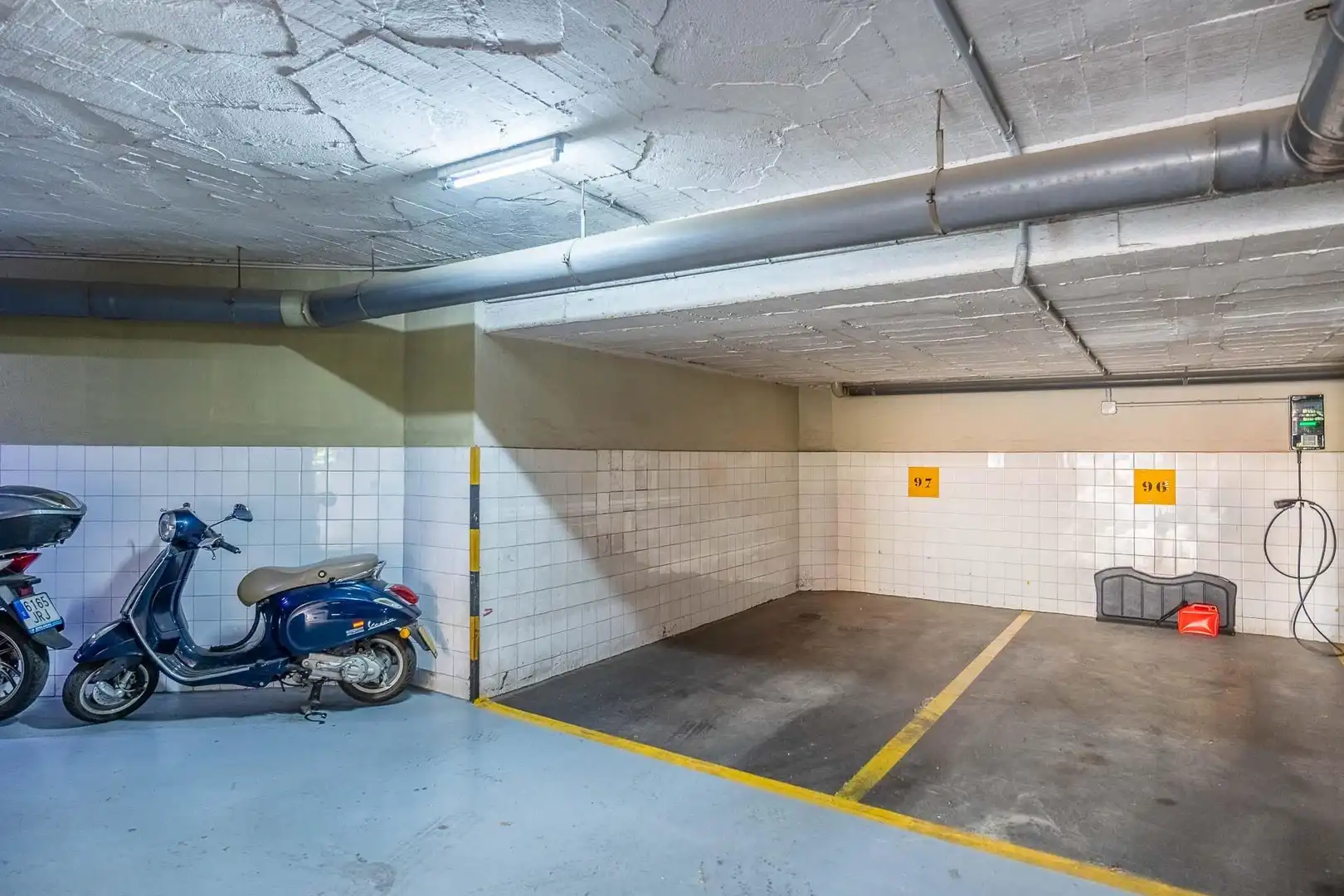 Parking of Flat for sale in Sevilla  with Air Conditioner, Private garden and Parquet flooring