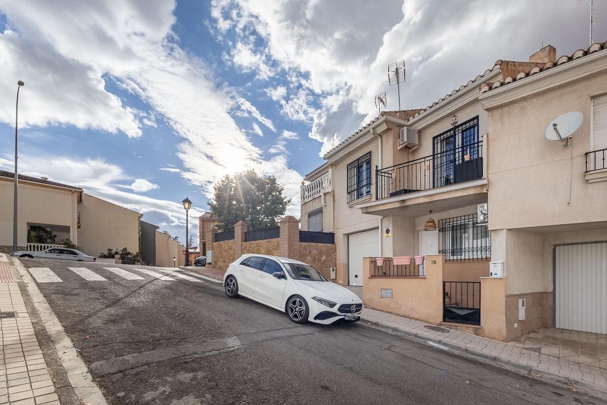 Exterior view of Single-family semi-detached for sale in Huétor Vega  with Air Conditioner, Heating and Terrace