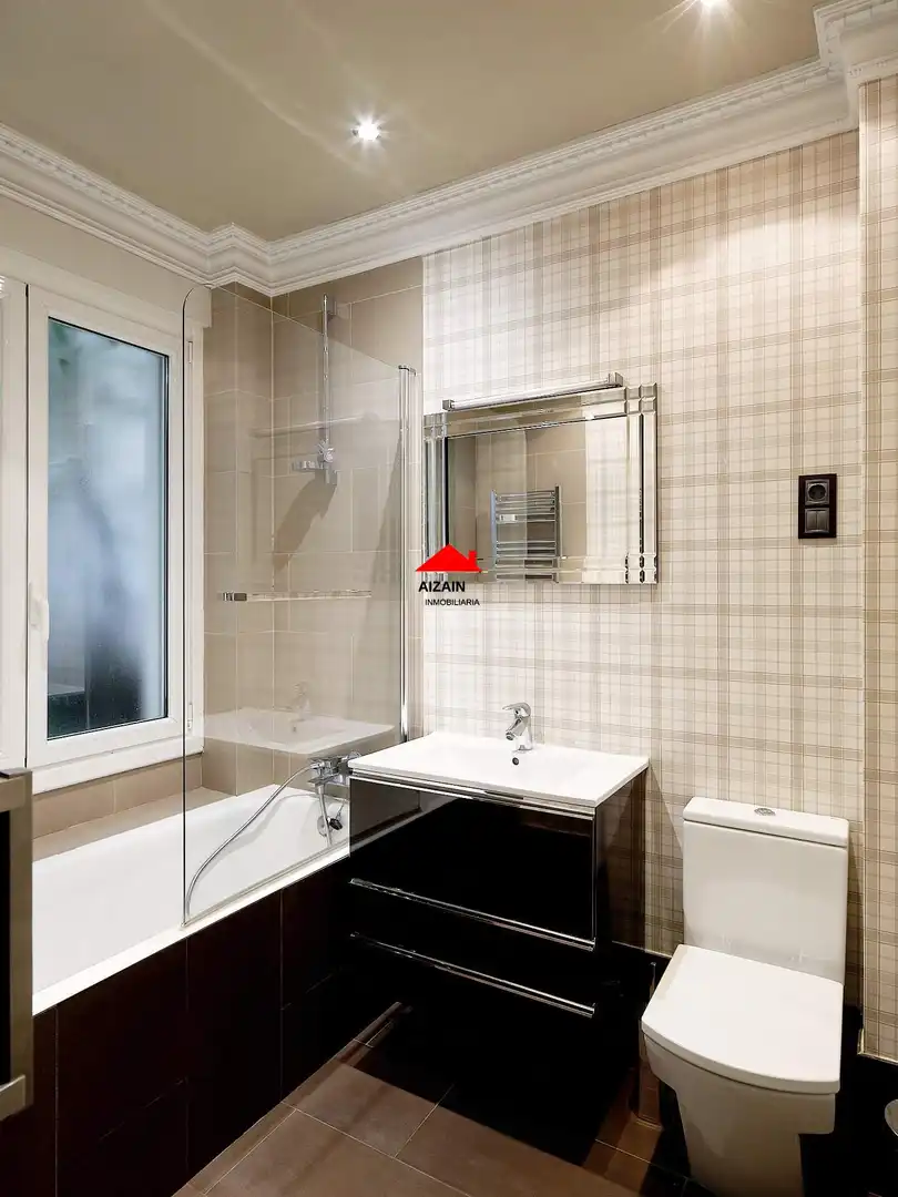 Baño de Piso en venta en Bilbao  con Calefacción y Trastero