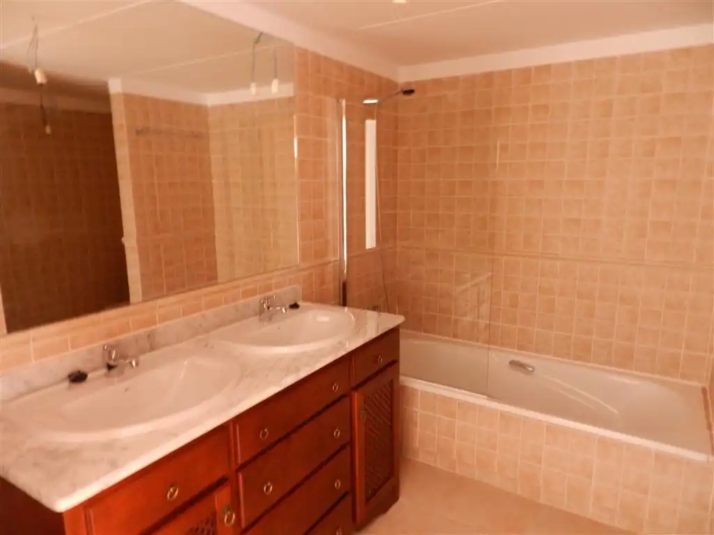 Baño de Casa adosada en venta en Marbella con Aire acondicionado, Calefacción y Terraza