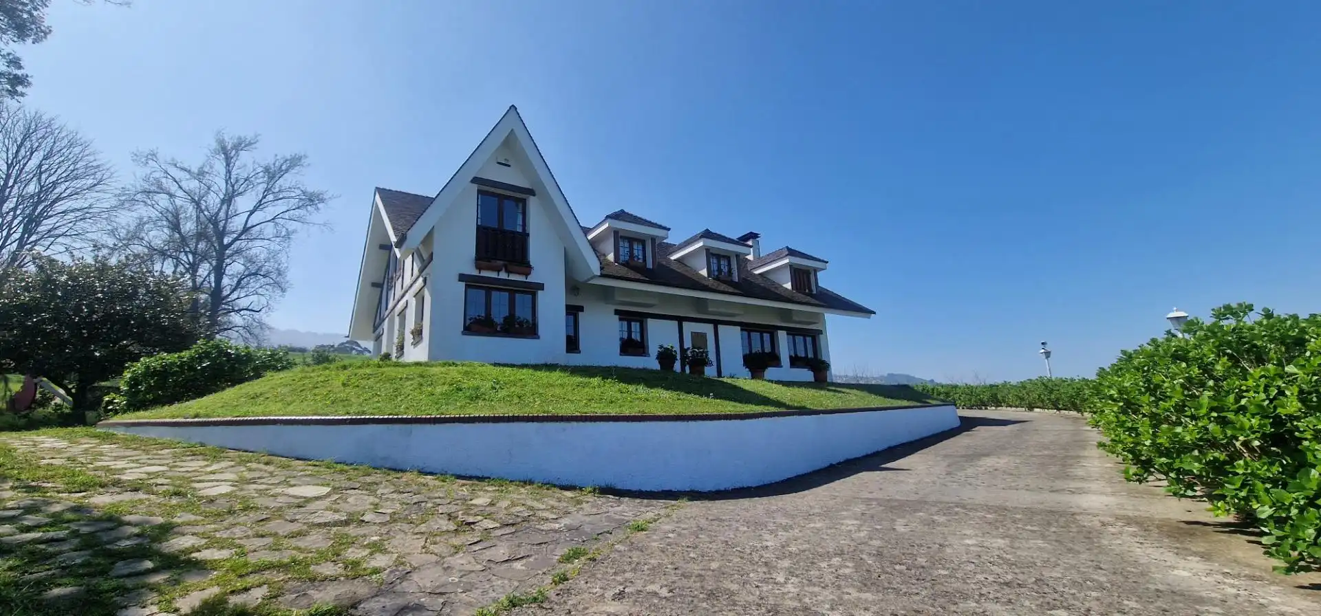 Vista exterior de Casa o xalet en venda en Medio Cudeyo amb Jardí privat, Parquet i Traster