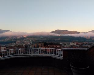 Vista exterior de Casa adosada en venda en Bilbao  amb Terrassa i Balcó