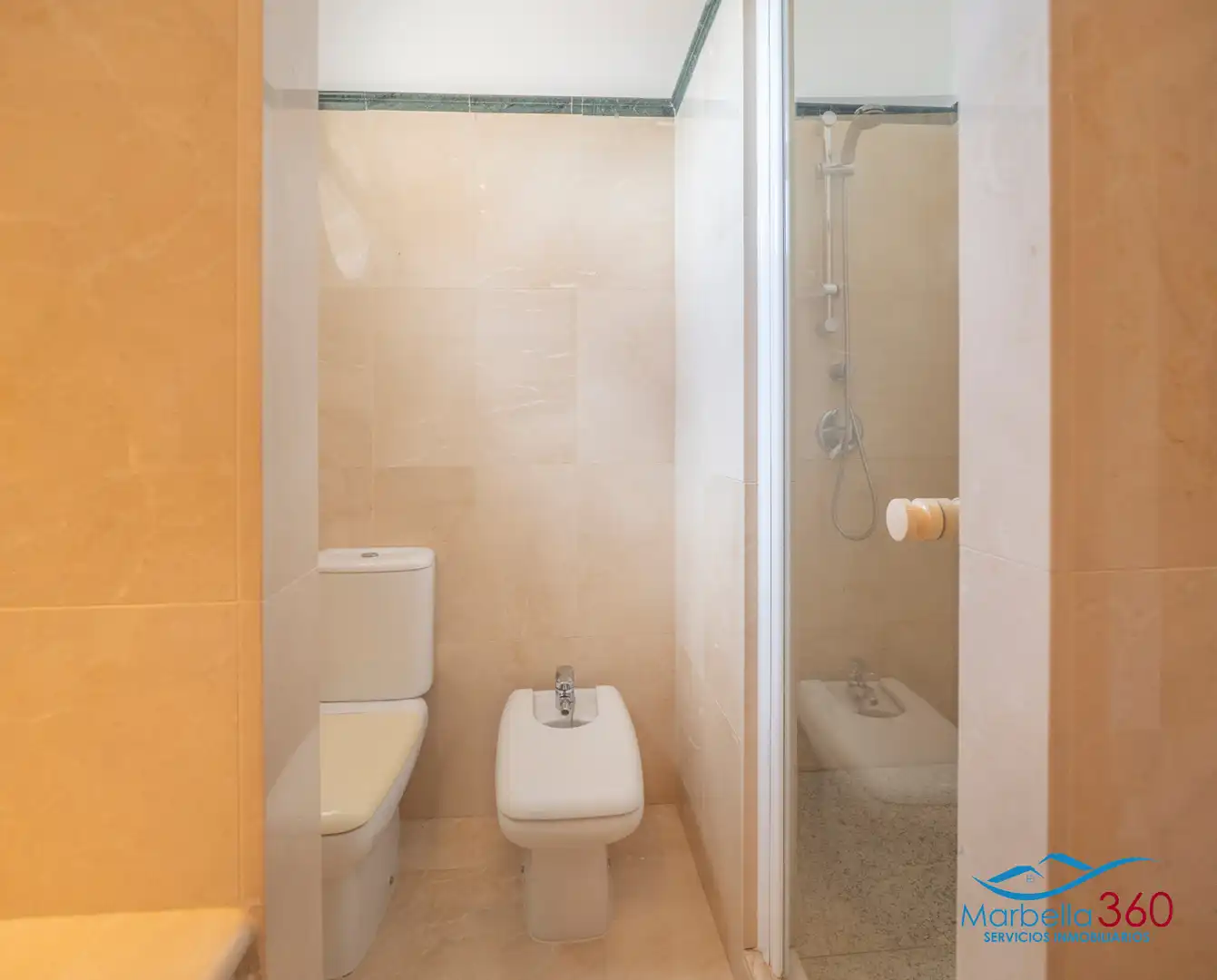 Baño de Casa adosada en venta en Marbella con Aire acondicionado, Calefacción y Jardín privado
