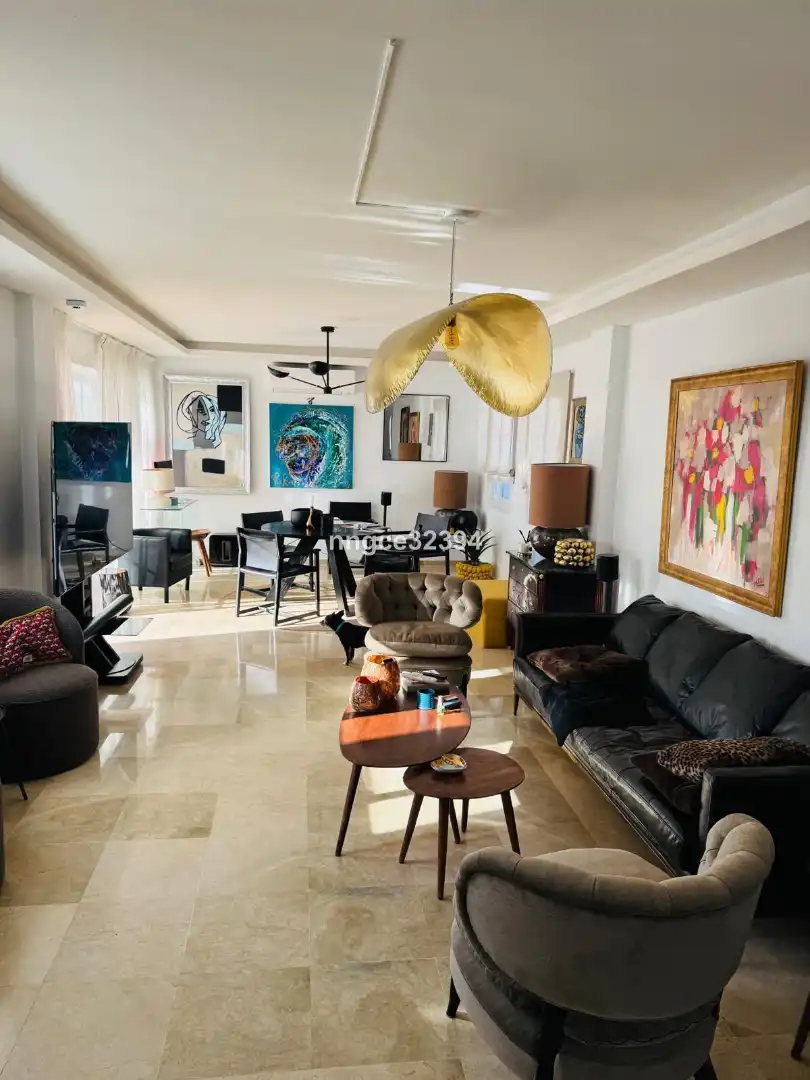 Sala d'estar de Àtic en venda en Estepona amb Aire condicionat, Terrassa i Moblat