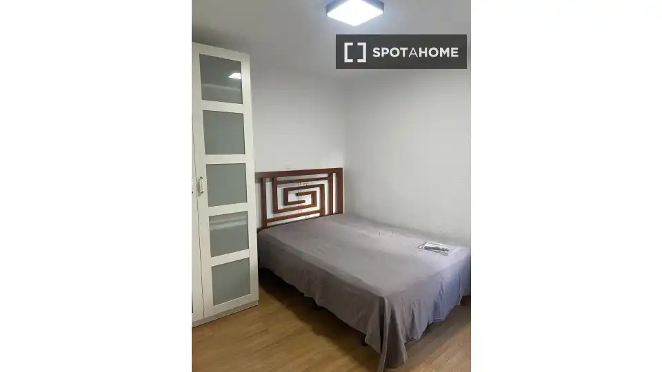Habitación de Piso de alquiler en Alcalá de Henares con Aire acondicionado, Calefacción y Amueblado