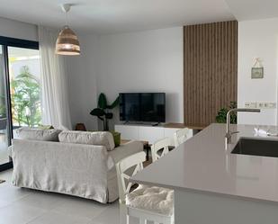 Sala d'estar de Apartament de lloguer en Estepona amb Aire condicionat, Calefacció i Jardí privat