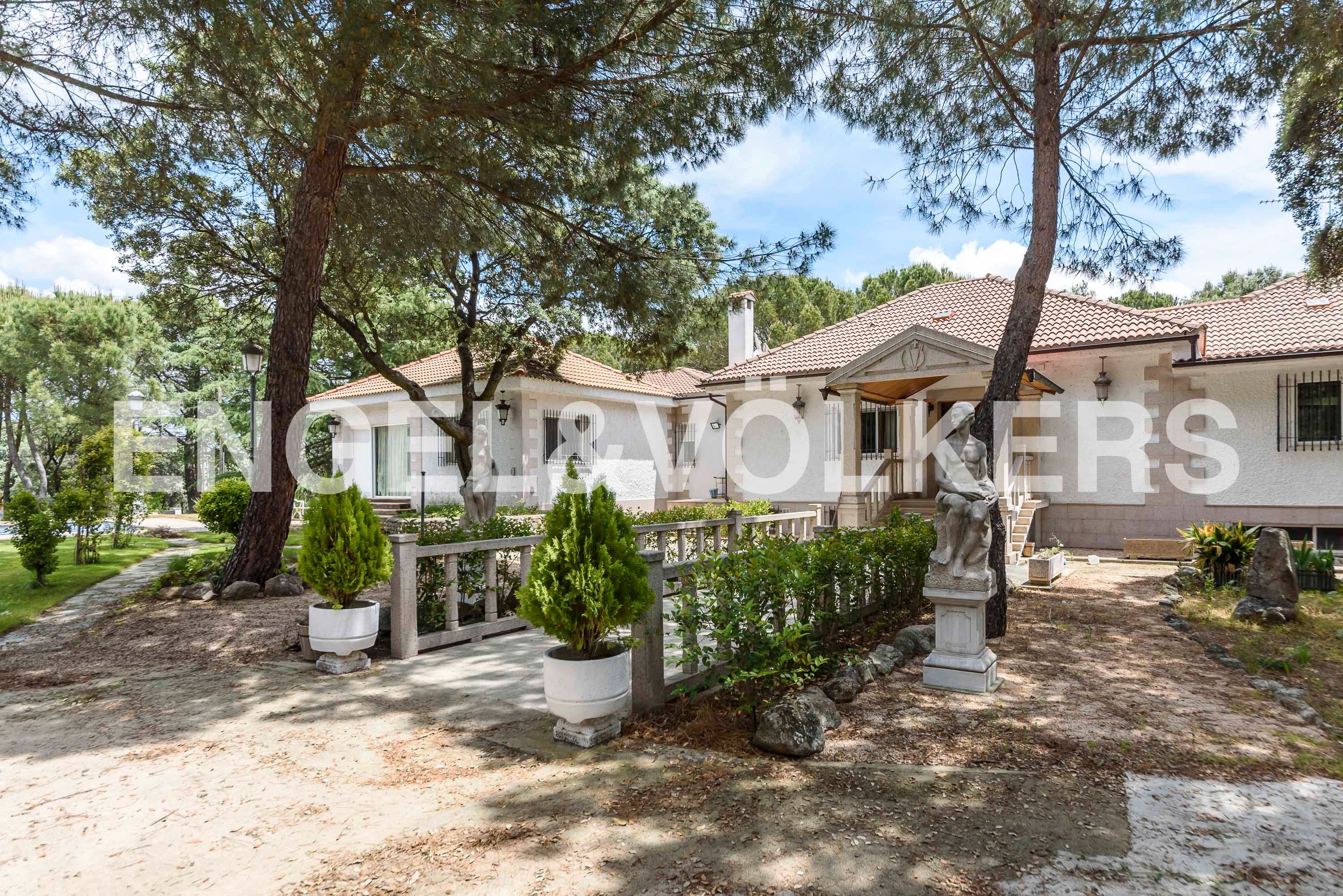 Exterior view of House or chalet for sale in Villanueva de la Cañada  with Heating and Swimming Pool