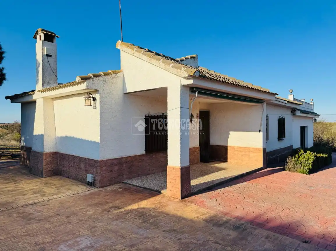 Vista exterior de Casa o xalet en venda en Mora amb Calefacció, Jardí privat i Piscina