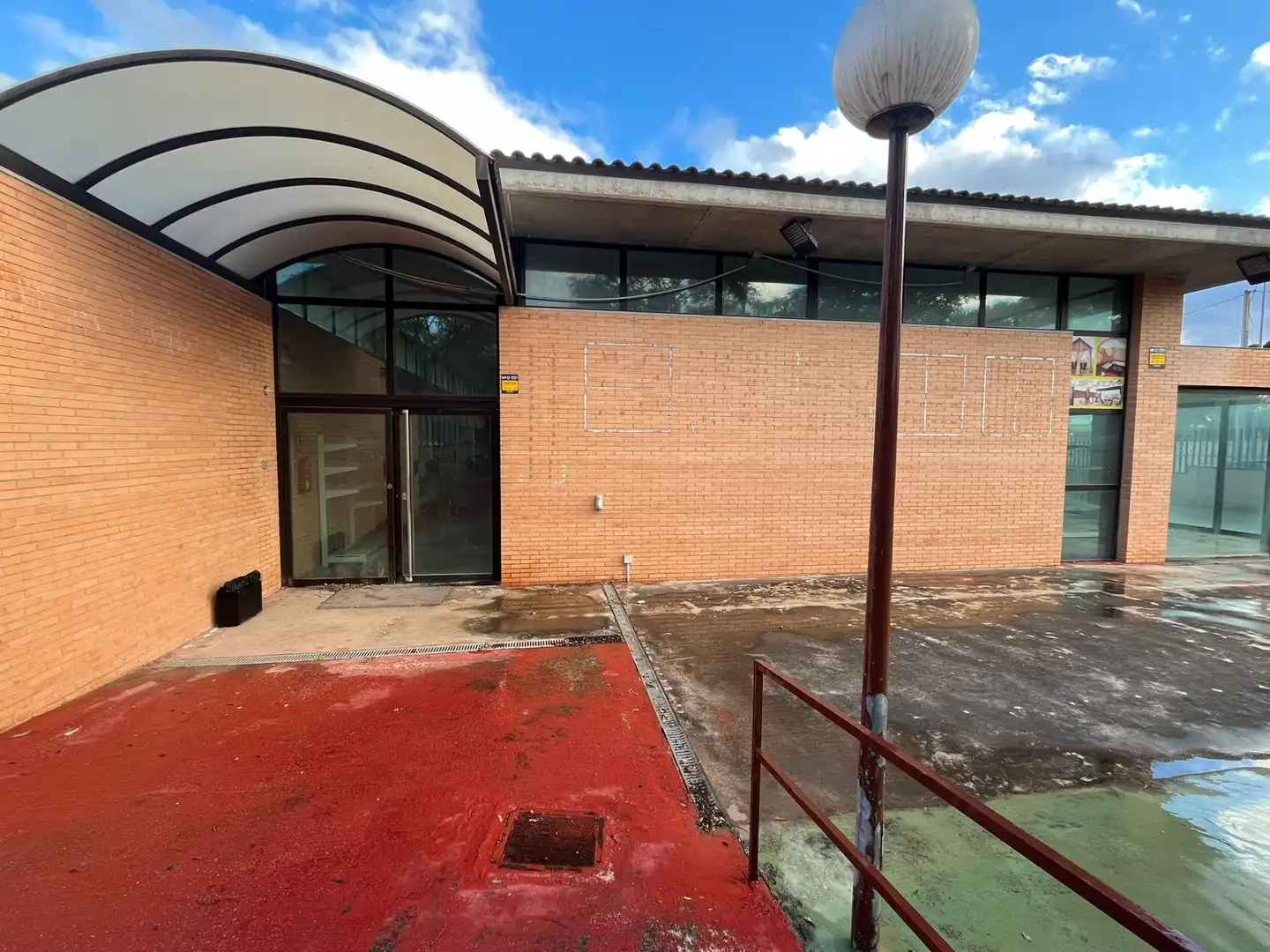 Außenansicht von Fabrikhallen zum Verkauf in San Vicente del Raspeig / Sant Vicent del Raspeig mit Alarm