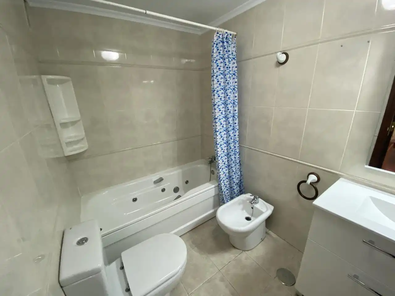 Baño de Piso de alquiler en A Coruña Capital  con Calefacción y Amueblado