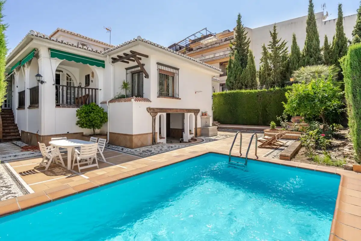 Vista exterior de Casa o xalet en venda en La Zubia amb Aire condicionat, Calefacció i Jardí privat