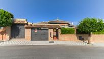 Vista exterior de Casa o xalet en venda en Espartinas amb Aire condicionat, Terrassa i Piscina