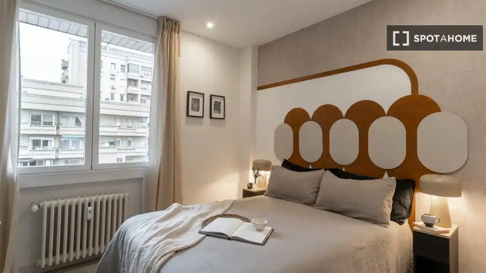 Dormitori de Apartament per a compartir en Madrid amb Aire condicionat, Terrassa i Moblat