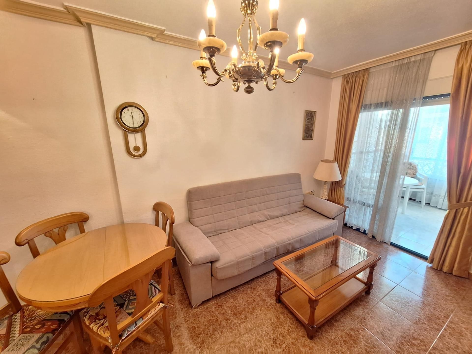 Sala d'estar de Apartament de lloguer en Torrevieja amb Aire condicionat, Terrassa i Balcó