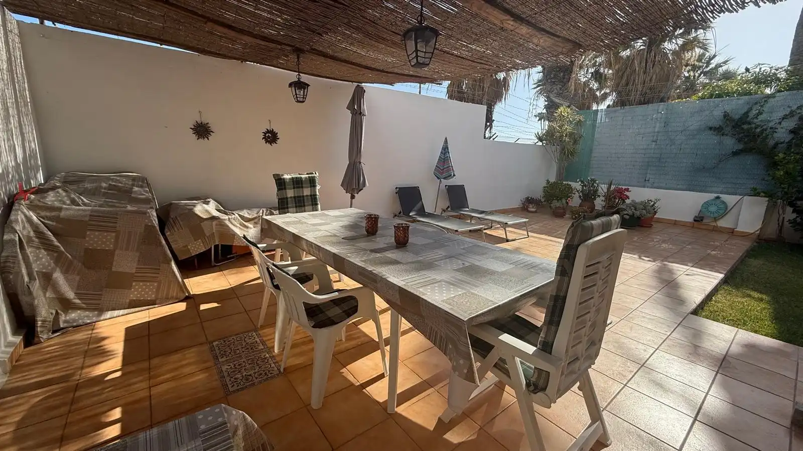 Terrasse von Erdgeschoss zum Verkauf in Arona mit Privatgarten, Terrasse und Abstellraum