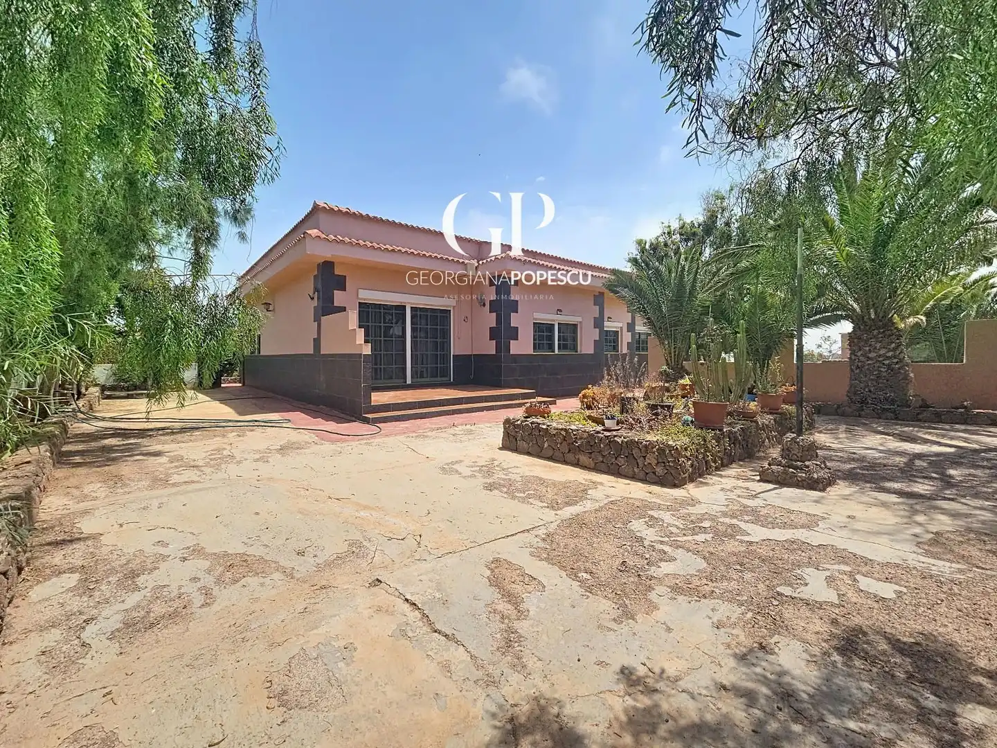 Vista exterior de Casa o xalet en venda en La Oliva amb Piscina i Moblat
