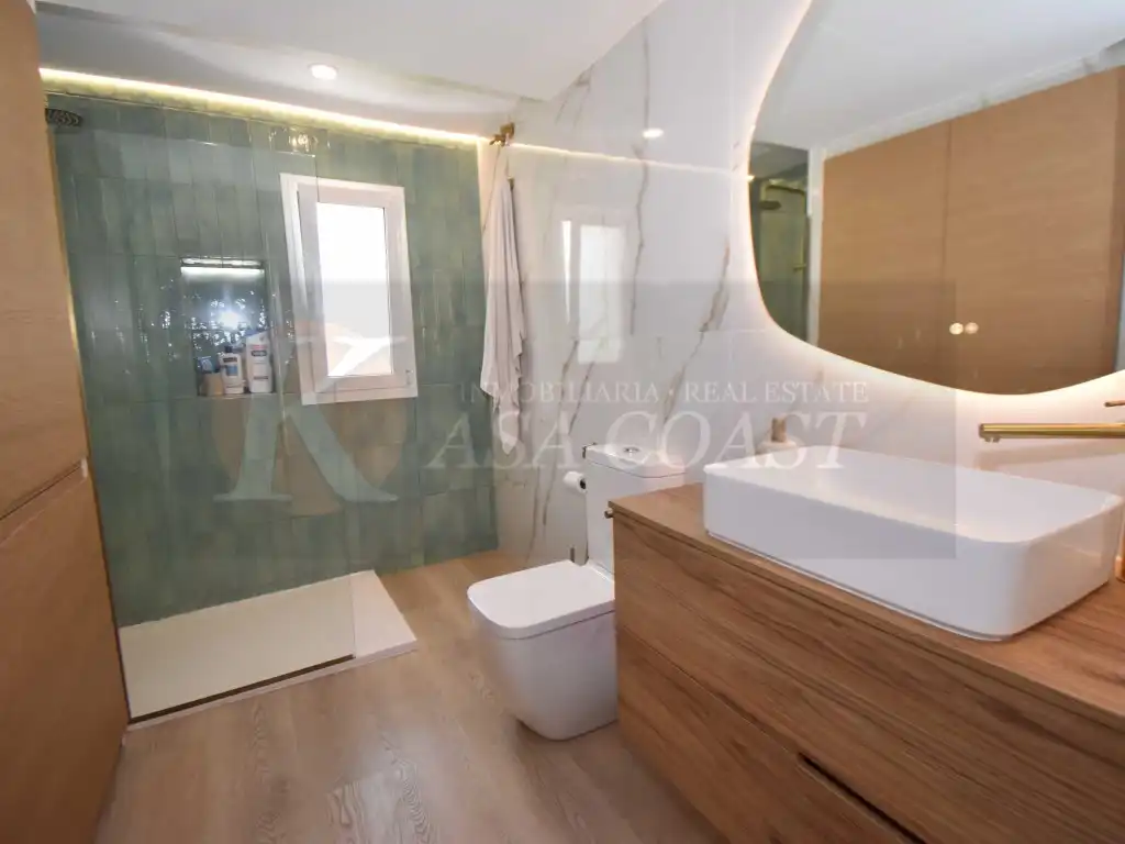 Bathroom of Houses for sale in Fuengirola  with Air Conditioner, Private garden and Terrace