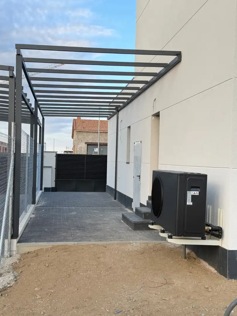 Chalet con jardín en venta en Calle de Juan Bravo, imagen 2