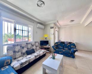 Sala d'estar de Apartament de lloguer en Torrevieja amb Aire condicionat, Piscina i Balcó