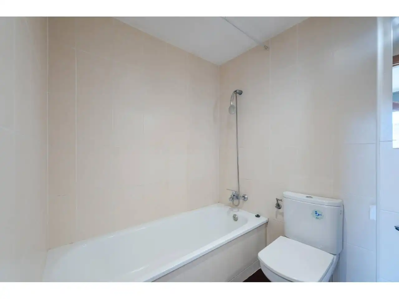 Badezimmer von Wohnung zum Verkauf in Girona mit Heizung und Balkon