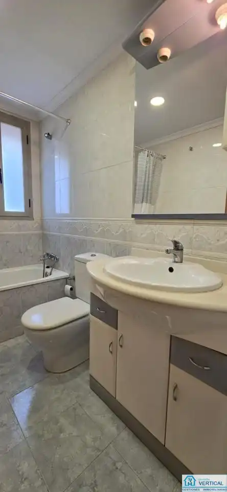 Baño de Piso en venta en Manises con Aire acondicionado, Calefacción y Trastero
