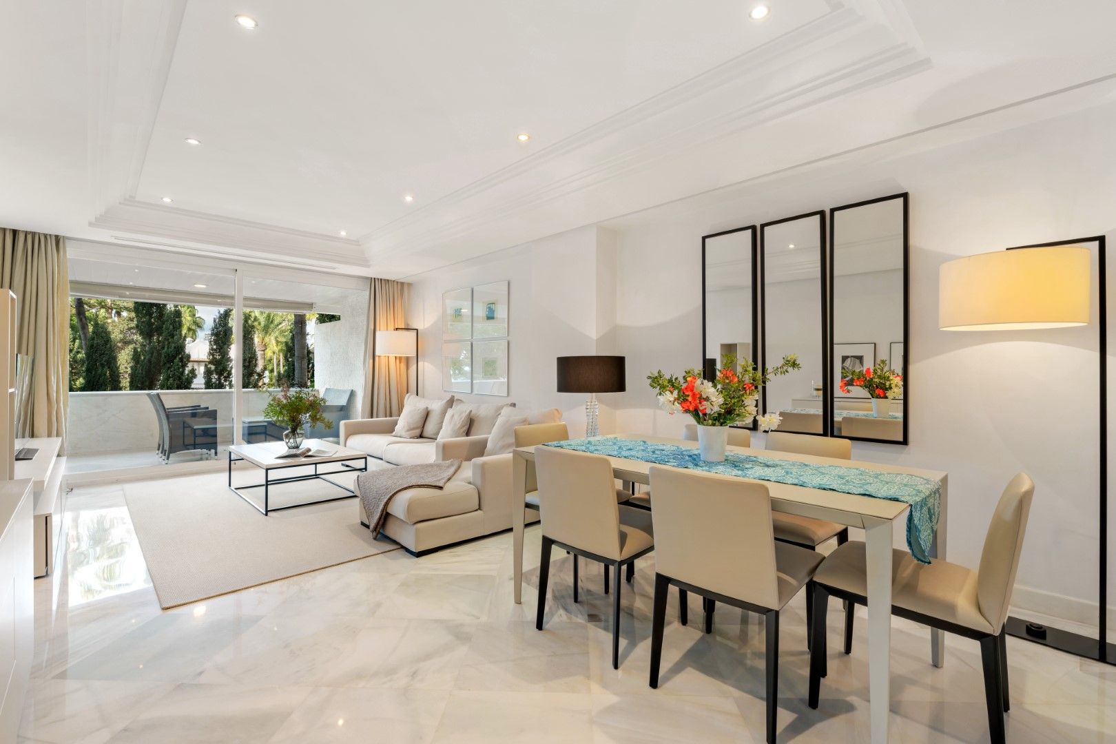 Sala d'estar de Apartament en venda en Marbella amb Aire condicionat, Terrassa i Moblat