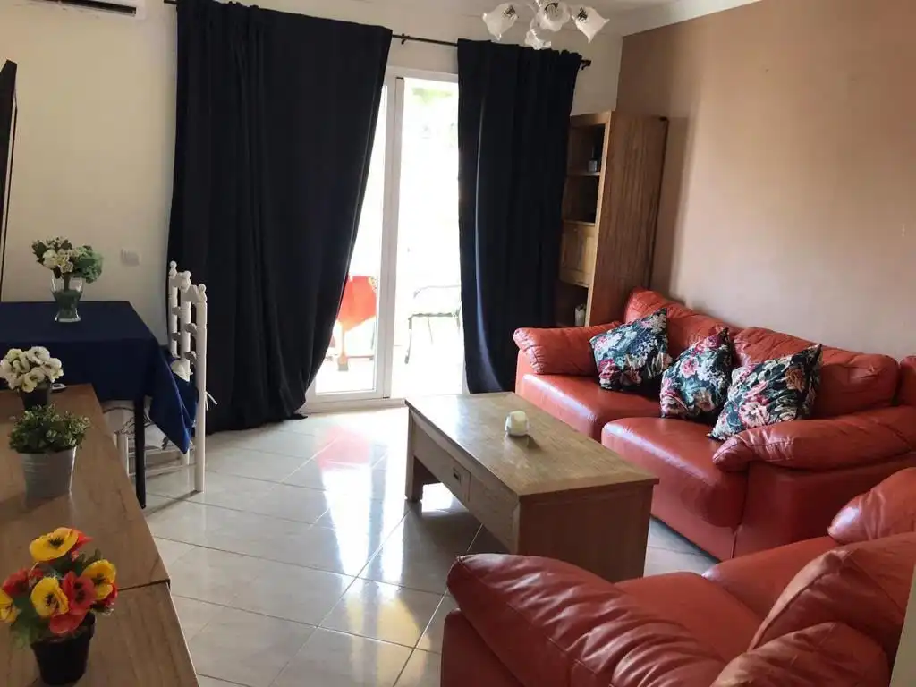 Sala d'estar de Apartament de lloguer en Benalmádena amb Aire condicionat i Moblat