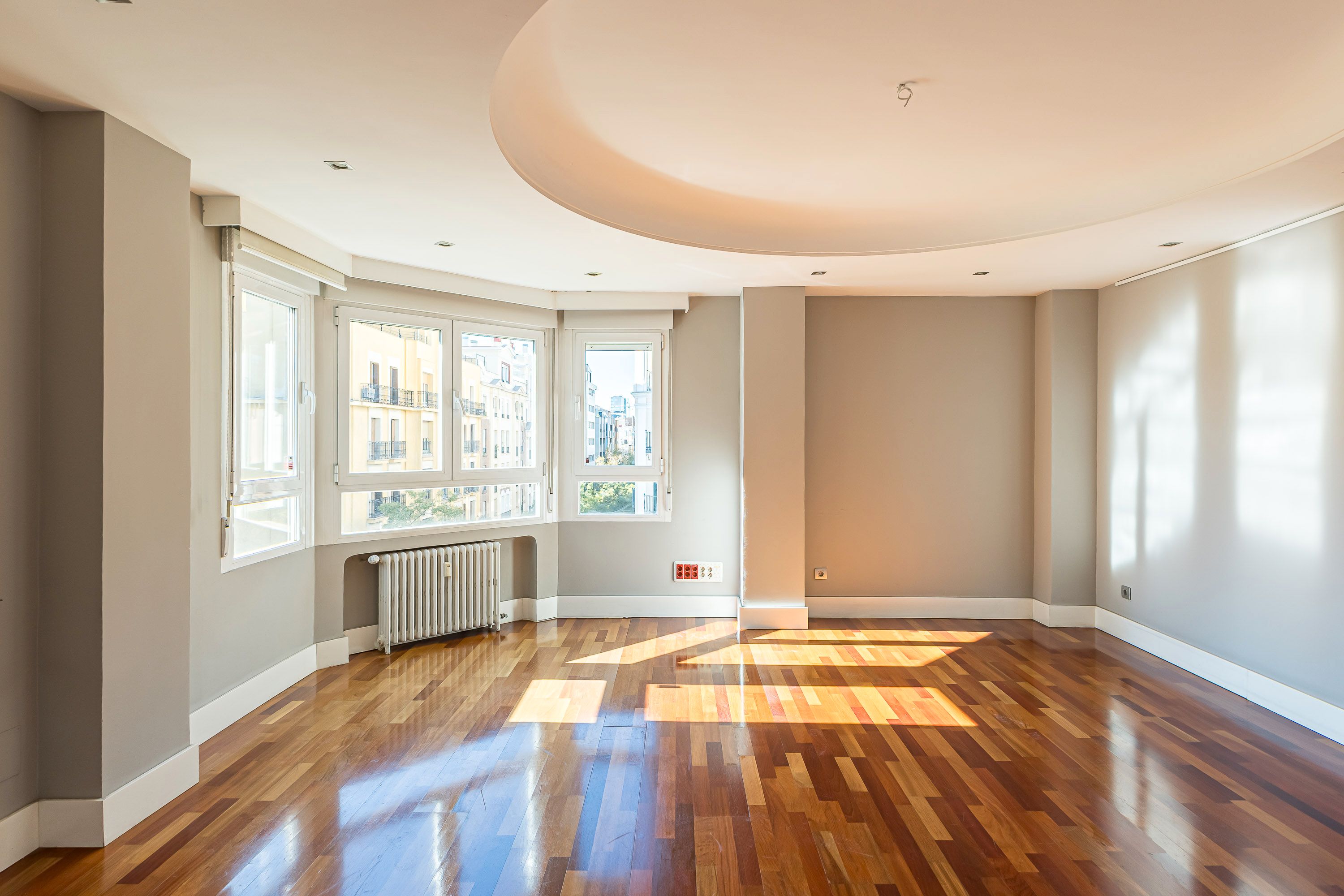 Sala d'estar de Apartament en venda en  Madrid Capital amb Calefacció, Parquet i Terrassa