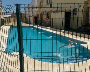 Piscina de Casa adosada en venda en Niebla amb Aire condicionat, Terrassa i Traster