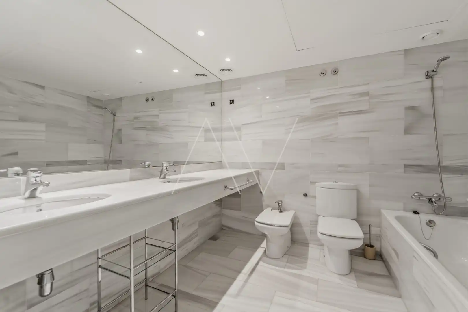 Badezimmer von Wohnung zum Verkauf in Barcelona mit Klimaanlage, Heizung und Terrasse