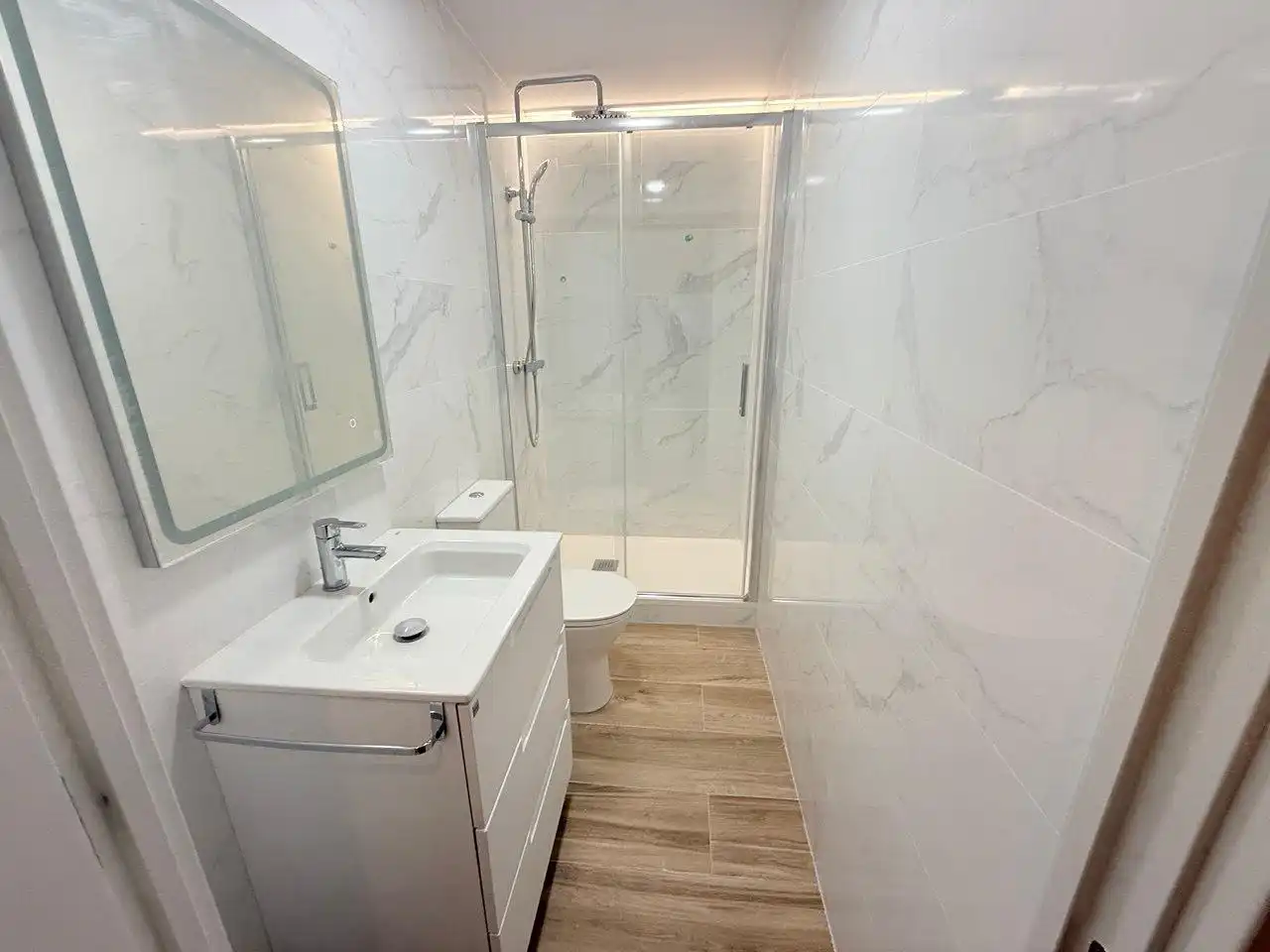 Badezimmer von Wohnung zum Verkauf in Barcelona mit Klimaanlage, Terrasse und Ofen