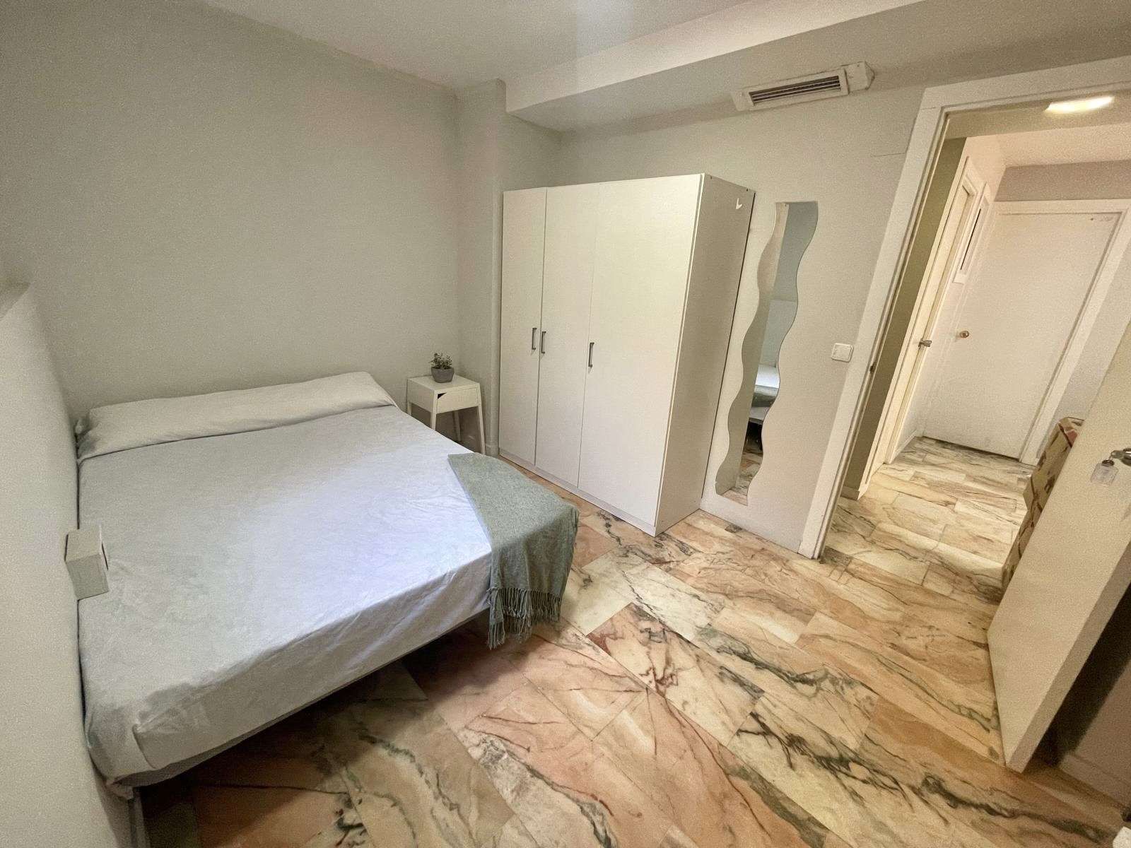 Bedroom of Flat for share in  Sevilla Capital  with Air Conditioner, Terrace and Furnished