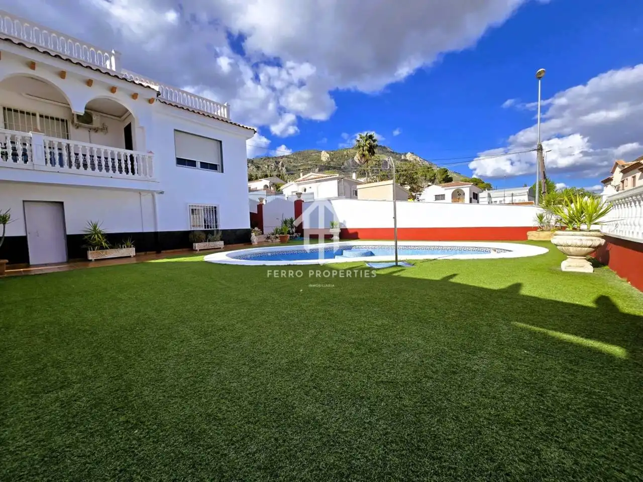 Vista exterior de Casa o xalet en venda en Loja amb Jardí privat, Terrassa i Piscina
