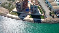 Piscina de Apartament en venda en La Manga del Mar Menor amb Terrassa