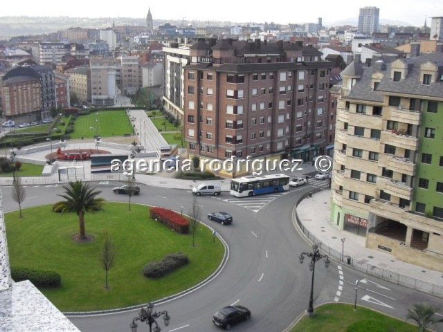 Vista exterior de Pis de lloguer en Oviedo  amb Calefacció, Traster i Moblat