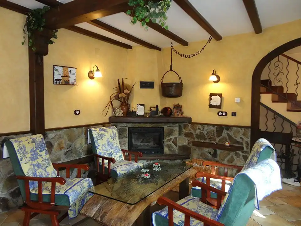 Casa adosada en venda en Riocavado de la Sierra amb Calefacció, Traster i Moblat