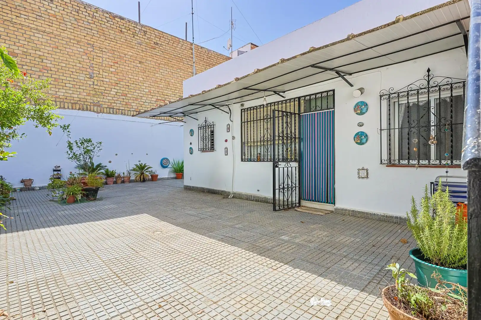 Vista exterior de Casa o chalet en venta en Sevilla con Aire acondicionado y Terraza