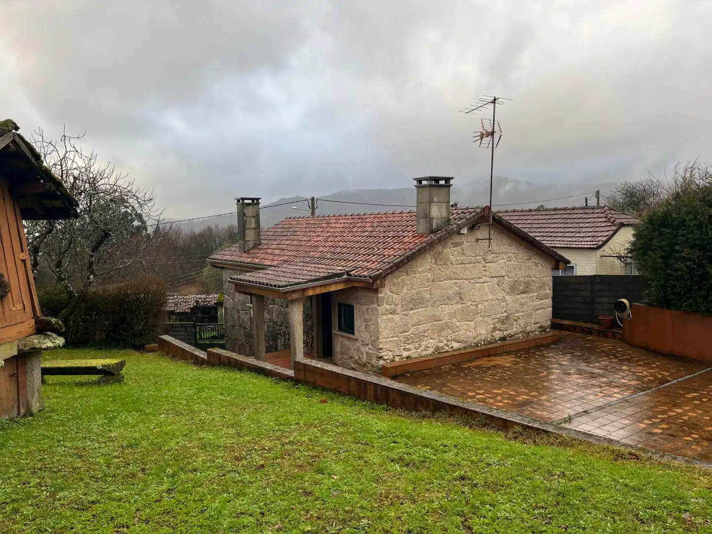 Vista exterior de Casa o xalet en venda en Covelo amb Calefacció, Jardí privat i Traster