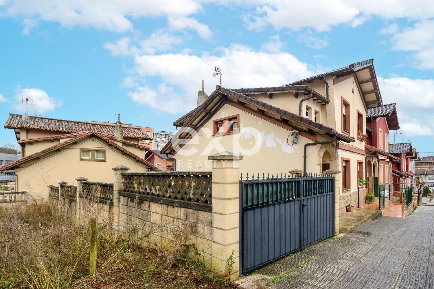 Vista exterior de Casa adosada en venda en Siero amb Calefacció, Terrassa i Traster