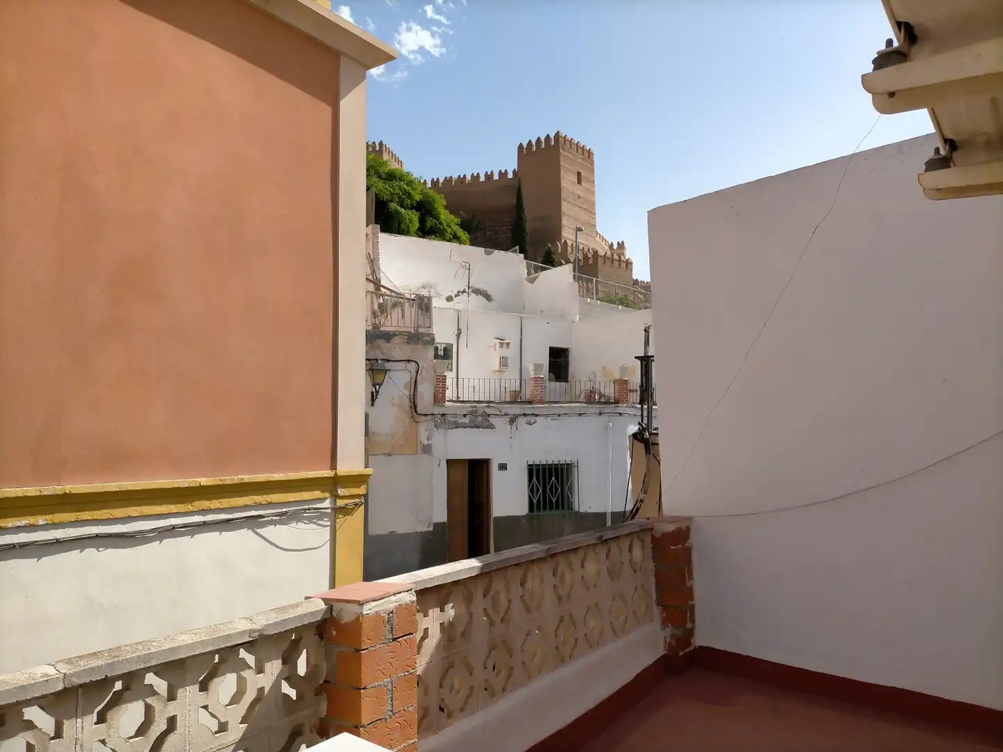 Vista exterior de Casa o xalet en venda en Almería amb Terrassa, Moblat i Balcó