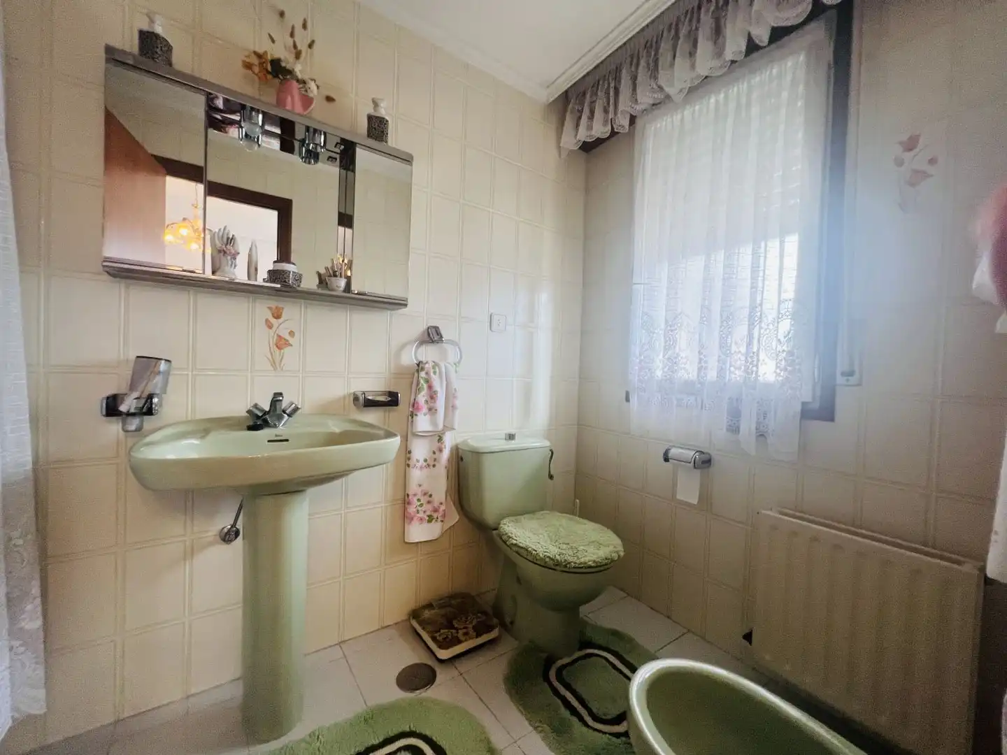 Badezimmer von Wohnung zum Verkauf in Colindres mit Heizung, Terrasse und Abstellraum