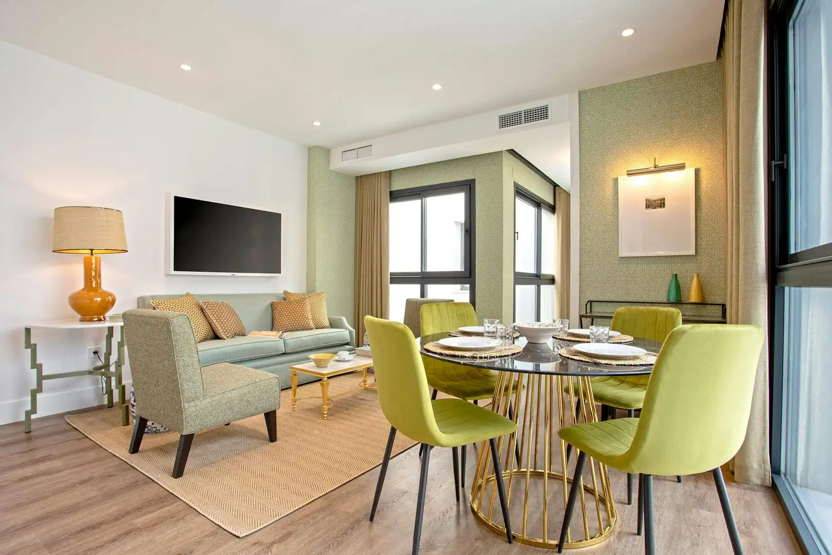 Living room of Flat for rent in Sevilla  with Air Conditioner, Heating and Washing machine