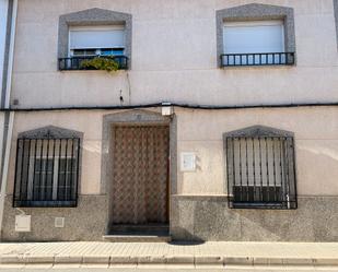 Vista exterior de Casa o xalet en venda en Herencia amb Aire condicionat, Terrassa i Moblat