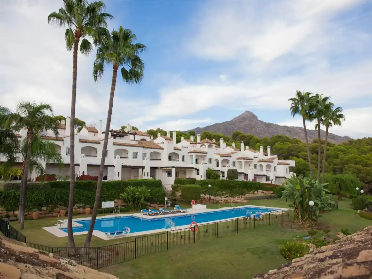 Vista exterior de Casa adosada en venda en Marbella amb Aire condicionat, Piscina i Balcó