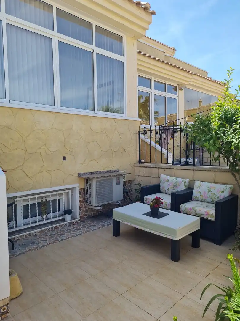 Terrasse von Einfamilien-Reihenhaus zur Miete in Torrevieja mit Klimaanlage, Heizung und Privatgarten