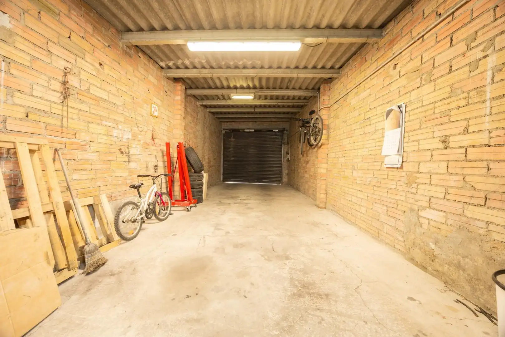Parking de Planta baja en venta en Manlleu con Calefacción y Jardín privado