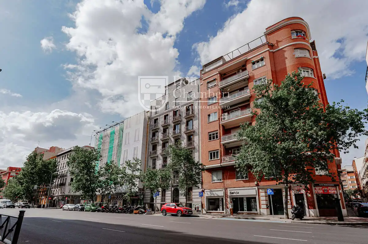 Vista exterior de Pis en venda en Madrid amb Calefacció i Moblat