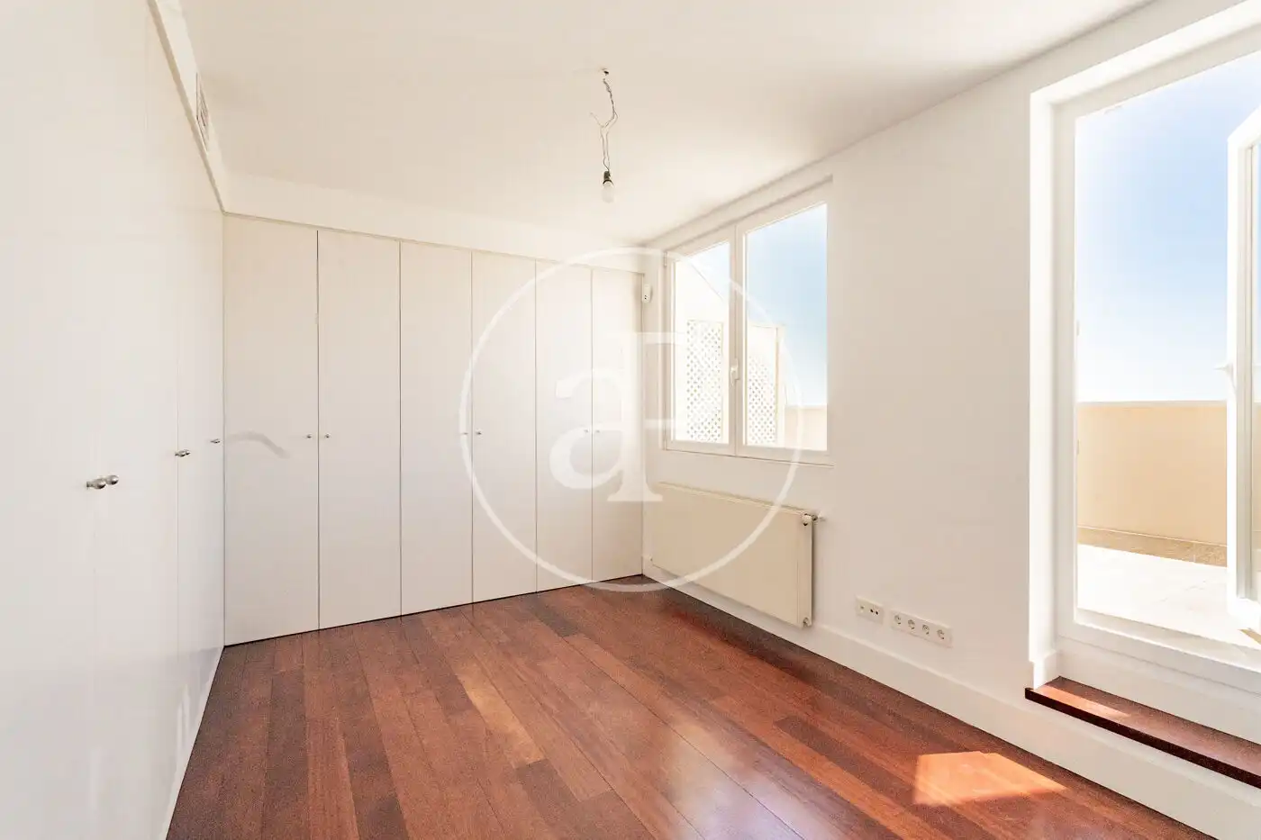 Schlafzimmer von Dachboden zur Miete in Madrid mit Klimaanlage, Heizung und Terrasse