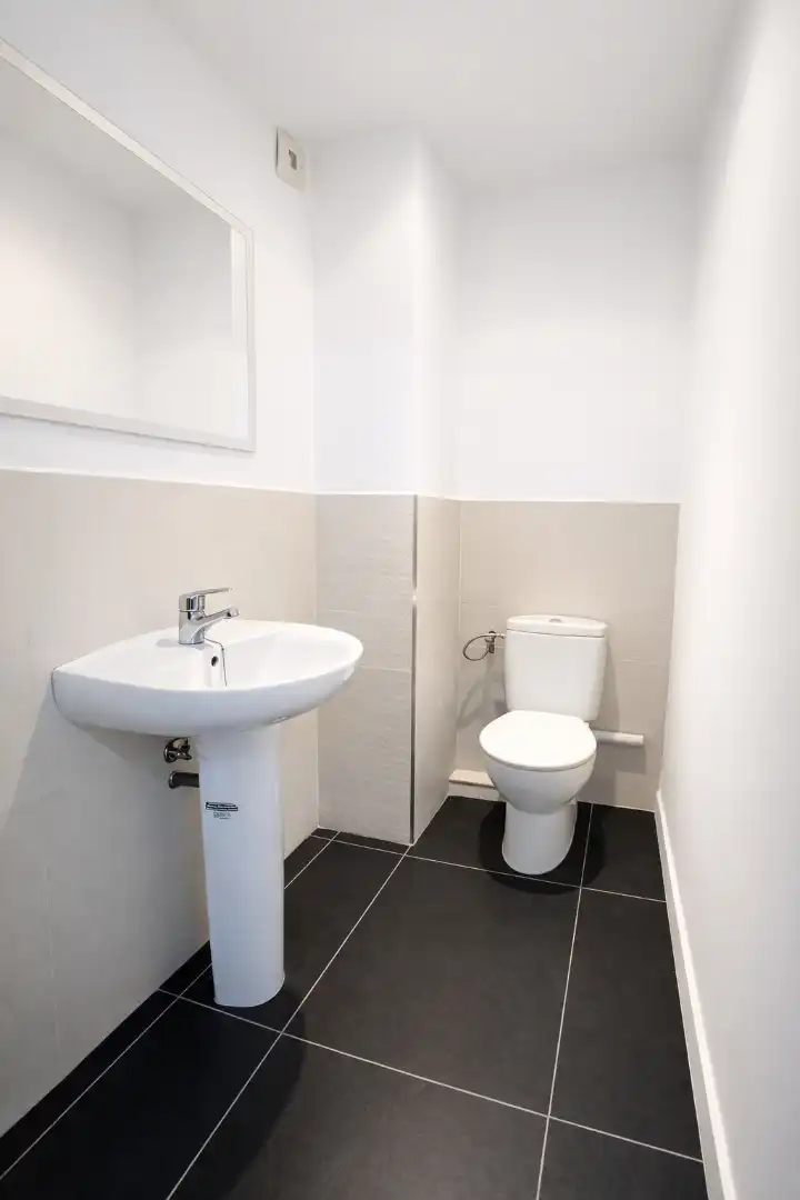 Bathroom of Commercial properties for rent in Reus  with Air Conditioner and Heating