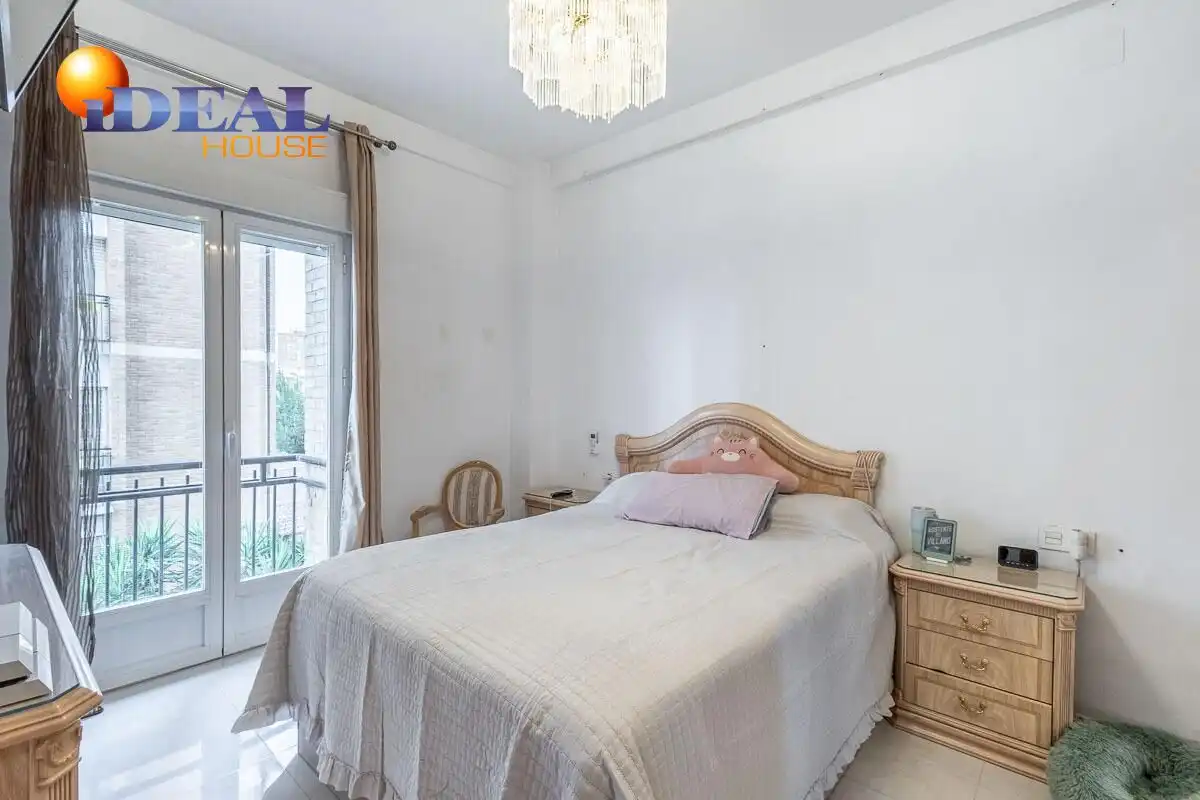 Bedroom of Flat for sale in Granada  with Air Conditioner and Terrace